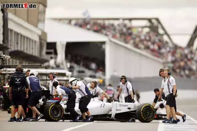 Foto zur News: Sein Teamkollege Valtteri Bottas, der sich hier von seinen Mechanikern zurück an die Box schieben lässt, belegte mit 0,775 Sekunden Abstand den siebten Rang, gefolgt von...