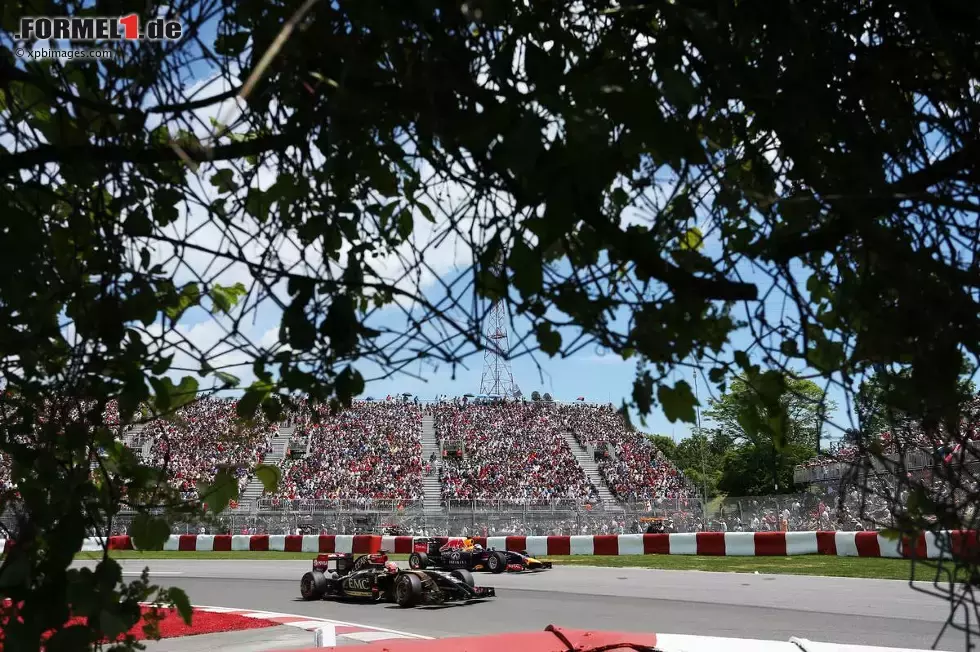 Foto zur News: Romain Grosjean (Lotus) und Sebastian Vettel (Red Bull)