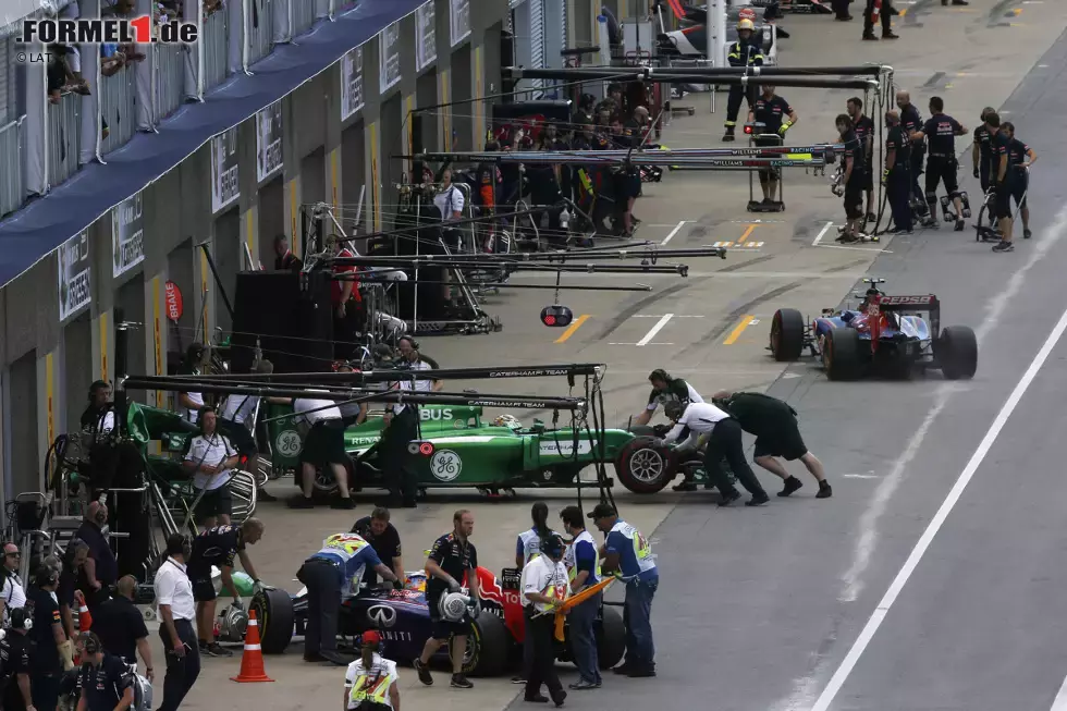 Foto zur News: Daniel Ricciardo (Red Bull) und Kamui Kobayashi (Caterham)