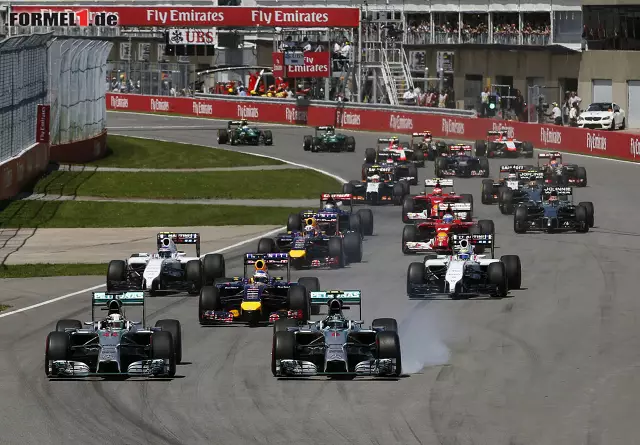 Foto zur News: Da waren beide Mercedes noch ganz vorn: Beim Start in Montreal ging es zwischen den beiden Streithähnen schon knapp zur Sache.