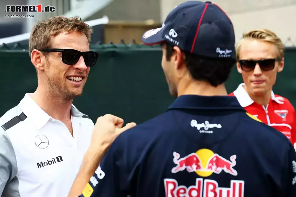 Foto zur News: Jenson Button (McLaren) und Daniel Ricciardo (Red Bull)