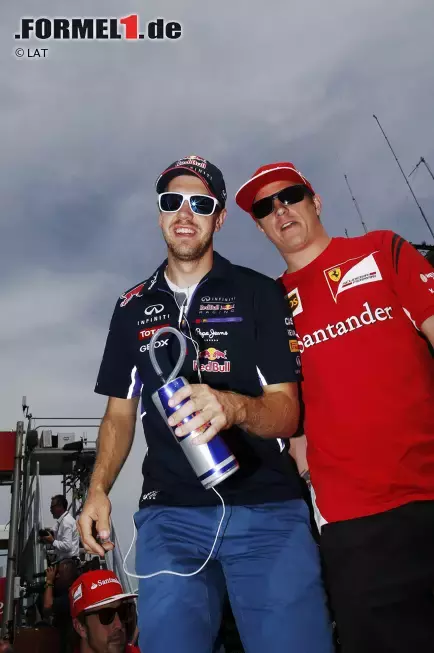 Foto zur News: Sebastian Vettel (Red Bull) und Kimi Räikkönen (Ferrari)