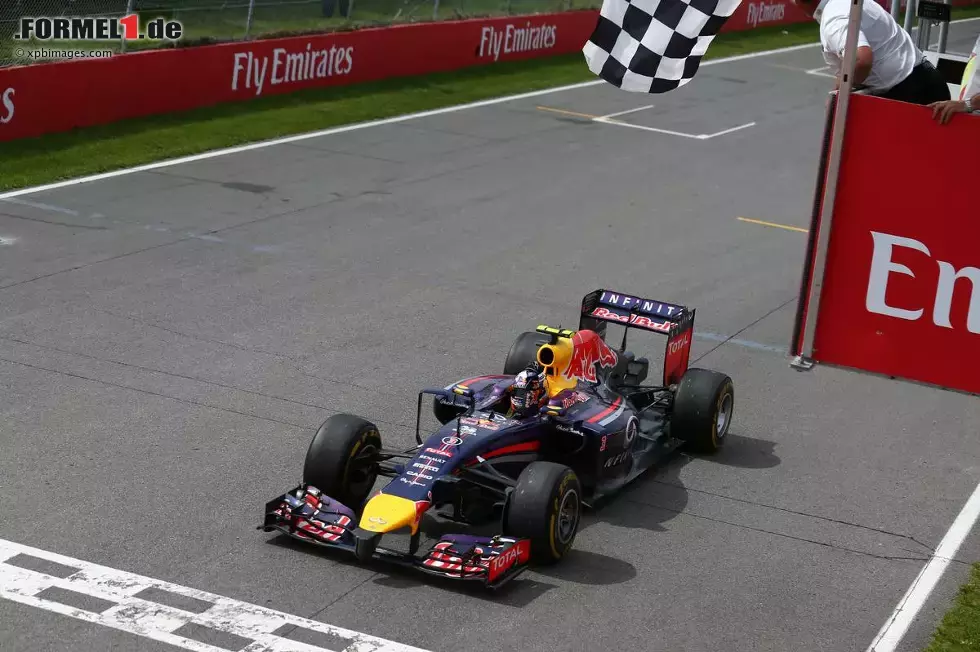 Foto zur News: Daniel Ricciardo (Red Bull) gewinnt sein erstes Formel-1-Rennen