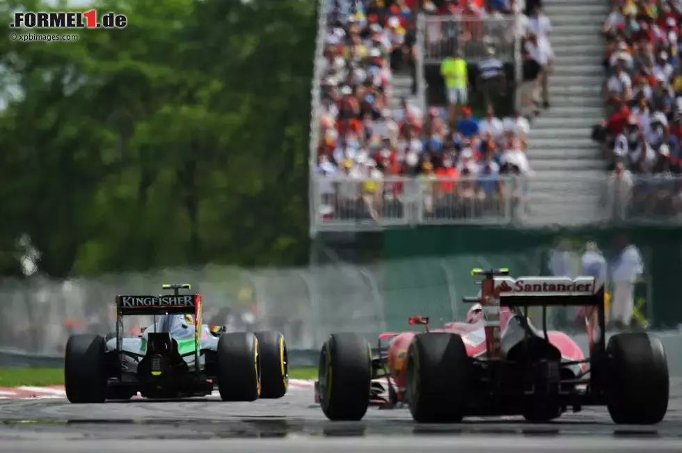 Foto zur News: Sergio Perez (Force India) und Kimi Räikkönen (Ferrari)