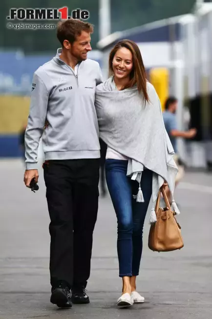 Foto zur News: Jenson Button (McLaren) mir Jessica Michibata