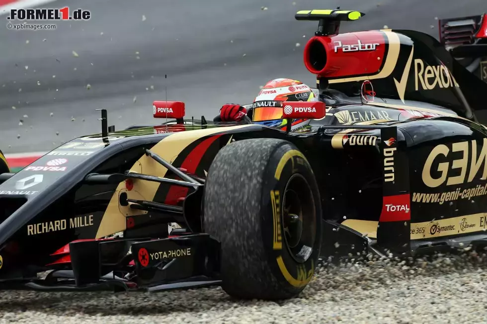 Foto zur News: Pastor Maldonado (Lotus) neben der Strecke