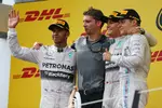 Foto zur News: Nico Rosberg (Mercedes), Lewis Hamilton (Mercedes) und Valtteri Bottas (Williams)