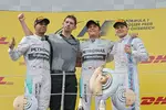 Foto zur News: Nico Rosberg (Mercedes), Lewis Hamilton (Mercedes) und Daniel Ricciardo (Red Bull)