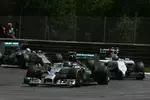 Foto zur News: Nico Rosberg (Mercedes) und Valtteri Bottas (Williams)