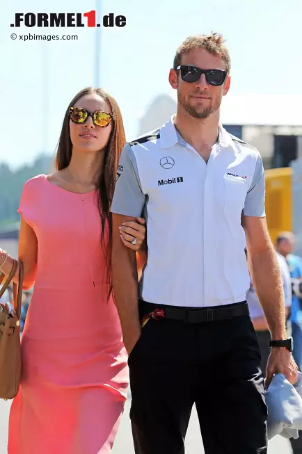 Foto zur News: Jenson Button (McLaren) mit Freundin Jessica Michibata