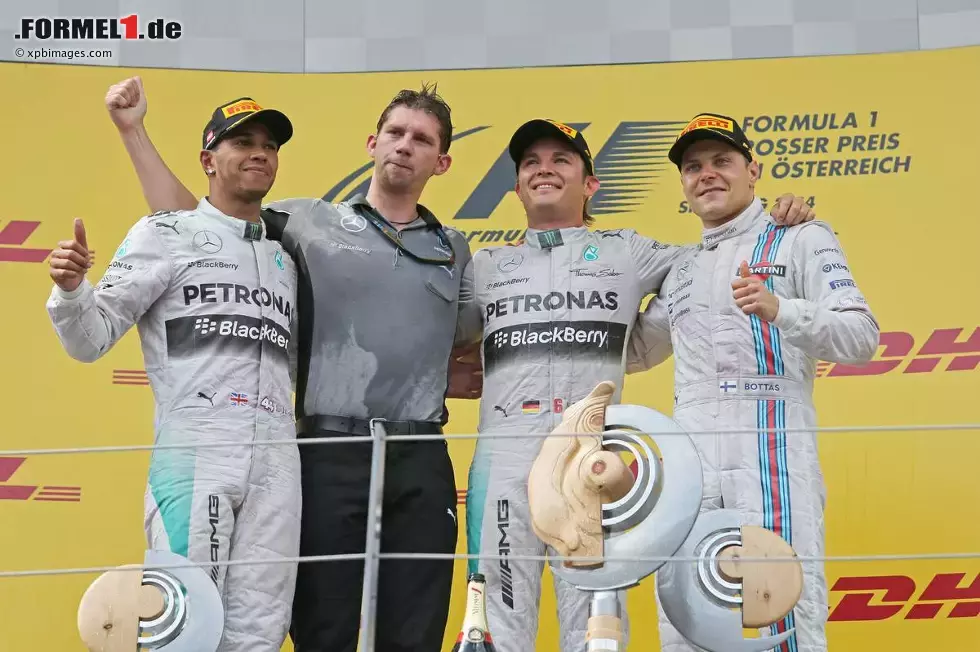 Foto zur News: Nico Rosberg (Mercedes), Lewis Hamilton (Mercedes) und Daniel Ricciardo (Red Bull)