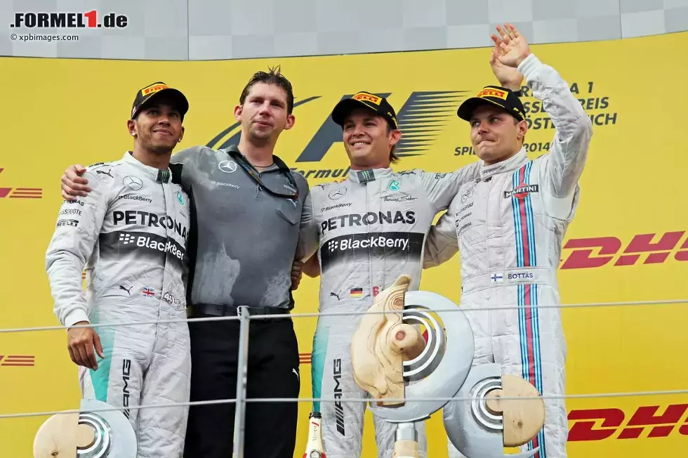 Foto zur News: Nico Rosberg (Mercedes), Lewis Hamilton (Mercedes) und Daniel Ricciardo (Red Bull)