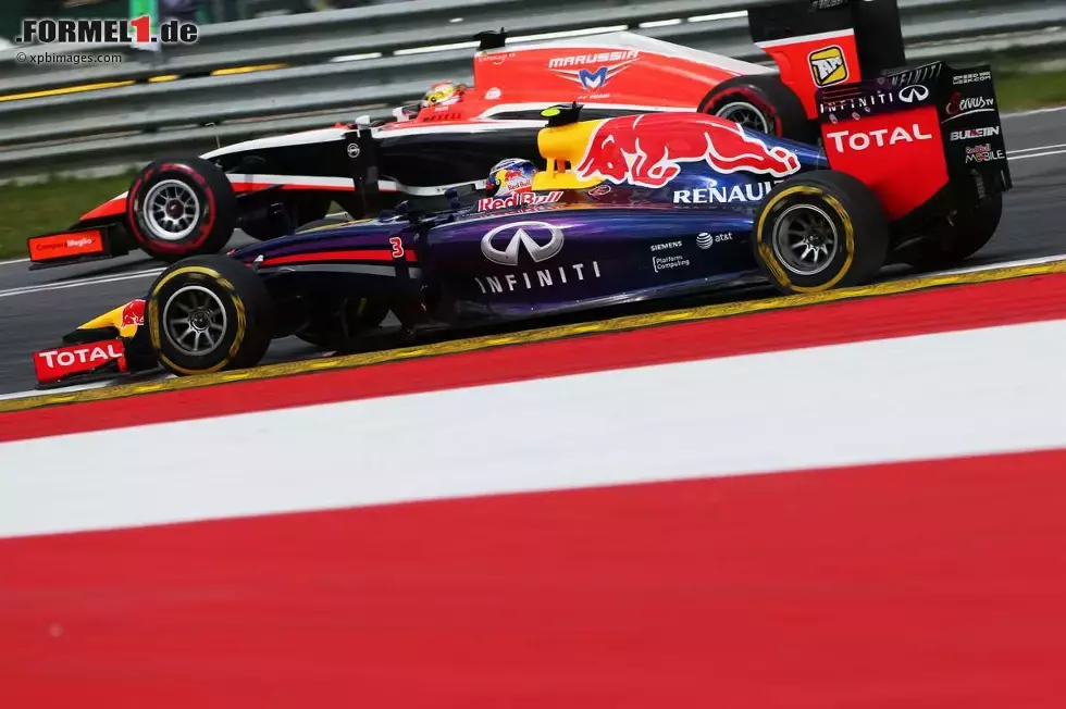 Foto zur News: Daniel Ricciardo (Red Bull) und Jules Bianchi (Marussia)