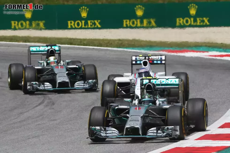 Foto zur News: Nico Rosberg (Mercedes), Valtteri Bottas (Williams) und Lewis Hamilton (Mercedes)