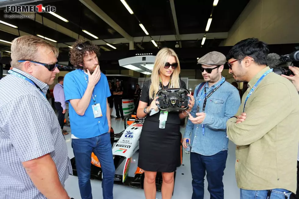 Foto zur News: Die Rockband Kaiser Chiefs zu Gast bei Force India