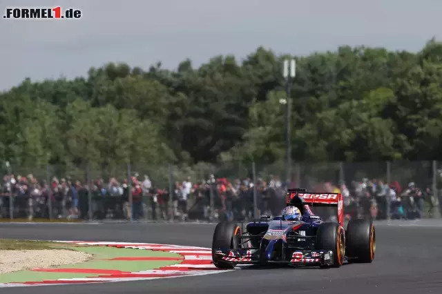 Foto zur News: Hinter Räikkönen rangierte Jean-Eric Vergne, der seinen Toro Rosso jedoch abstellen musste. Das Rad vorne links hatte sich gelöst.