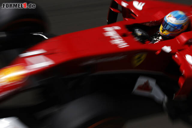 Foto zur News: Fernando Alonso war am Freitag schnellster Verfolger der Mercedes.