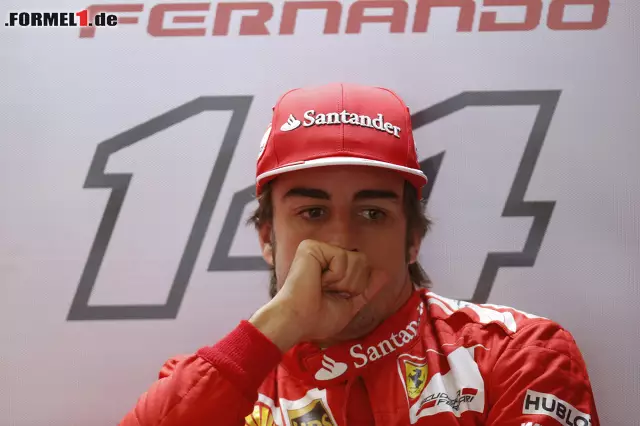 Foto zur News: Ebenso verzockte sich Ferrari: Fernando Alonsos Laune hält sich nach Rang 19 ebenso in Grenzen wie...