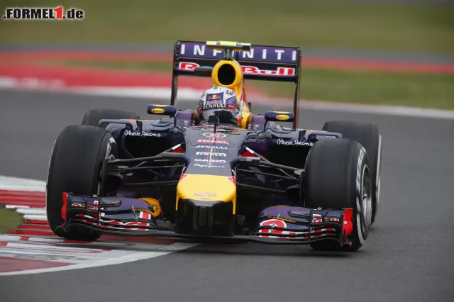 Foto zur News: Daniel Ricciardo behält im Zweikampf gegen Red-Bull-Kollege Sebastian Vettel die Oberhand: Platz drei in Silverstone.