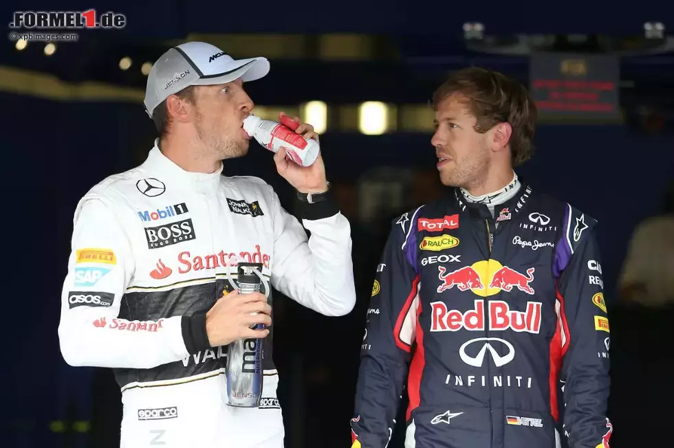 Foto zur News: Jenson Button (McLaren) und Sebastian Vettel (Red Bull)