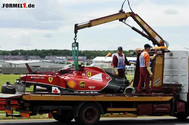 Foto zur News: Frühes Aus für Kimi Räikkönen. Der Finne verlor seinen Ferrari schon in der ersten Runde aus der Kontrolle und schlug heftig ein: Prellungen an Knöchel und Knie.