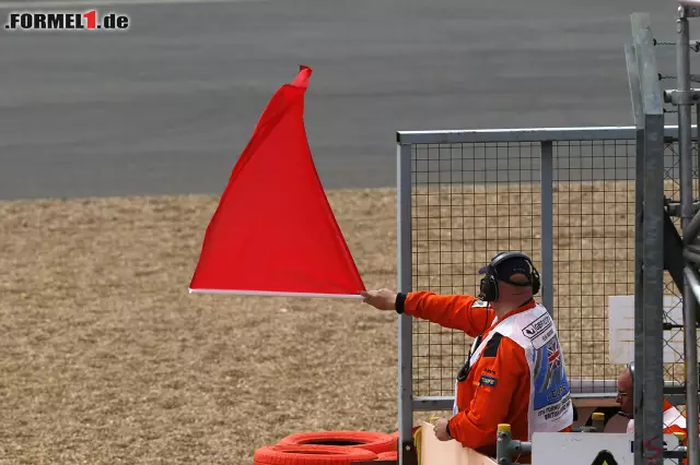 Foto zur News: Das Rennen wurde in der ersten Runde abgebrochen, nachdem Räikkönen auch Jubilar Felipe Massa (Williams) in dessen 200. GP abgeräumt hatte.