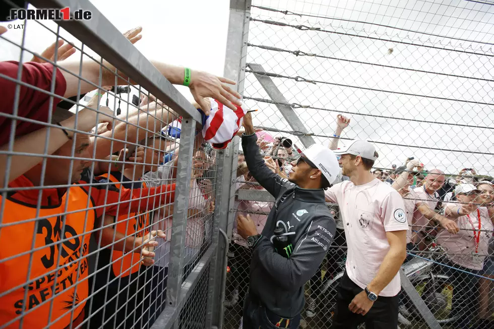 Foto zur News: Lewis Hamilton (Mercedes) und Jenson Button (McLaren)