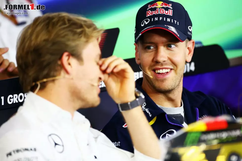 Foto zur News: Nico Rosberg (Mercedes) und Sebastian Vettel (Red Bull)