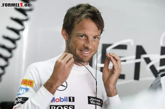 Foto zur News: Sunnyboy Jenson Button verzückt auch in Deutschland die (weiblichen) Fans. Hier lächelt er in der Box stehend in die Kameras. Mit 0,880 Sekunden Abstand wurde der McLaren-Fahrer Siebter.