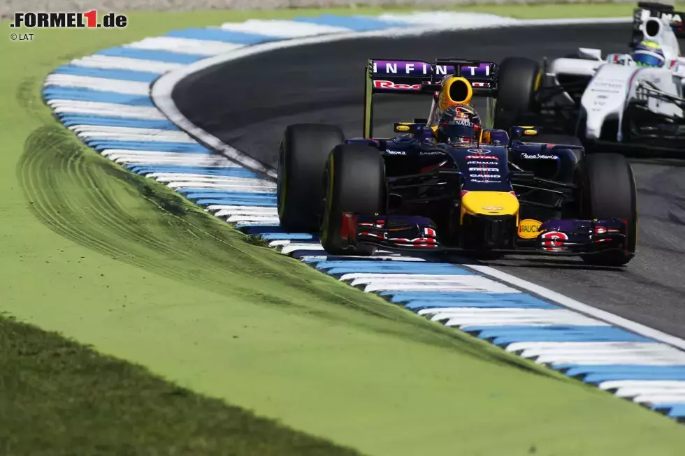 Foto zur News: Sebastian Vettel (Red Bull) und Felipe Massa (Williams)