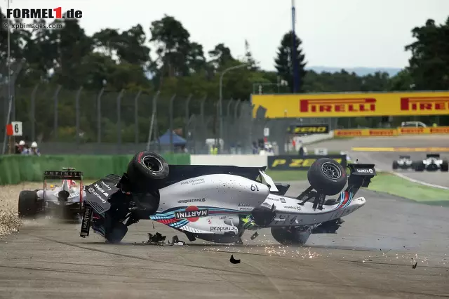 Foto zur News: Felipe Massa überschlug sich und hatte Glück, dass er auf dem harten Asphalt aufschlug, so konnte der Überrollbügel nicht einsinken und der Brasilianer blieb unverletzt.