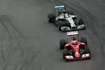 Foto zur News: Kimi Räikkönen (Ferrari) und Lewis Hamilton (Mercedes)