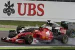 Foto zur News: Lewis Hamilton (Mercedes) und Kimi Räikkönen (Ferrari)