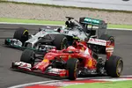 Foto zur News: Lewis Hamilton (Mercedes) und Kimi Räikkönen (Ferrari)