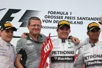 Foto zur News: Nico Rosberg (Mercedes), Valtteri Bottas (Williams) und Lewis Hamilton (Mercedes)