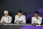 Foto zur News: Nico Rosberg (Mercedes), Valtteri Bottas (Williams) und Lewis Hamilton (Mercedes)