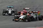 Foto zur News: Sergio Perez (Force India), Kimi Räikkönen (Ferrari) und Lewis Hamilton (Mercedes)