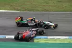 Foto zur News: Daniil Kwjat (Toro Rosso) und Sergio Perez (Force India)