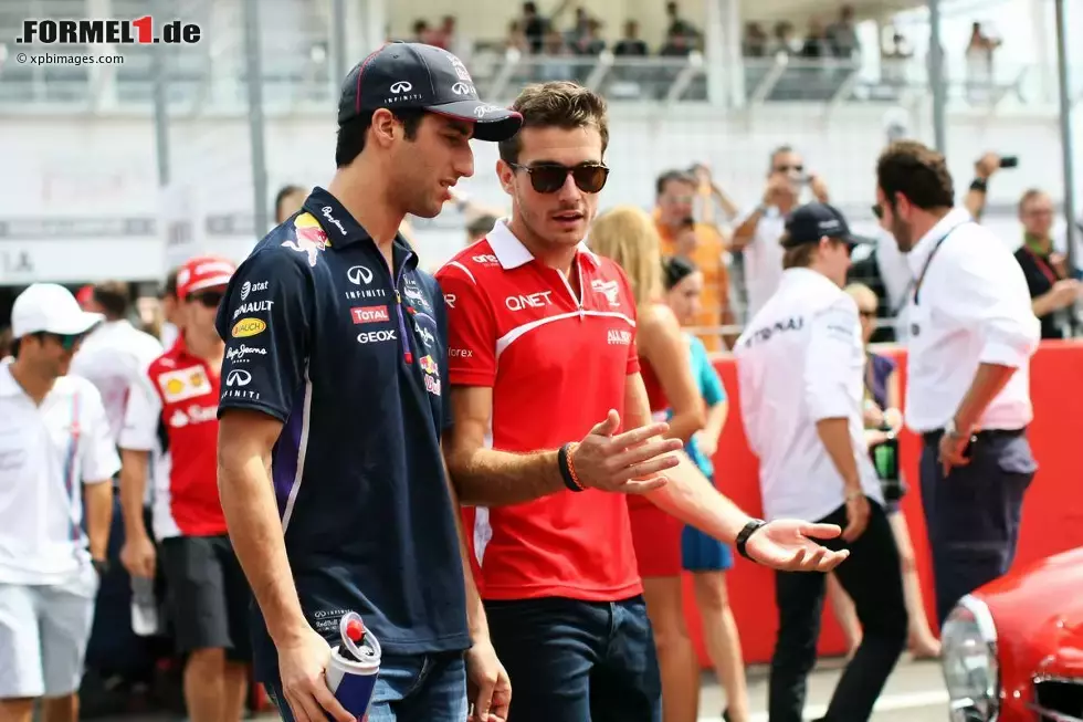 Foto zur News: Daniel Ricciardo (Red Bull) und Jules Bianchi (Marussia)