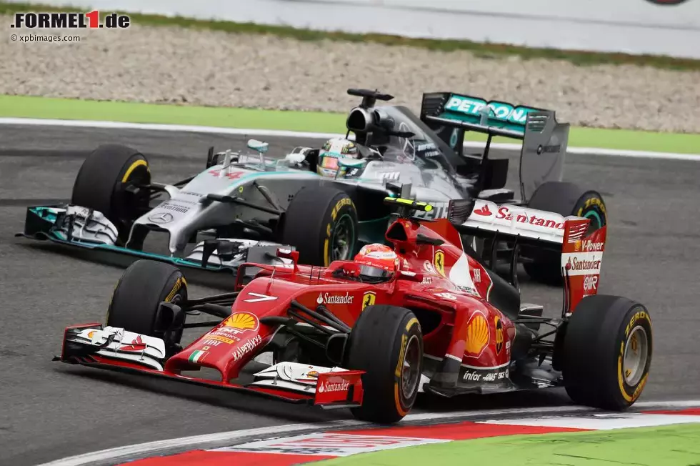 Foto zur News: Lewis Hamilton (Mercedes) und Kimi Räikkönen (Ferrari)