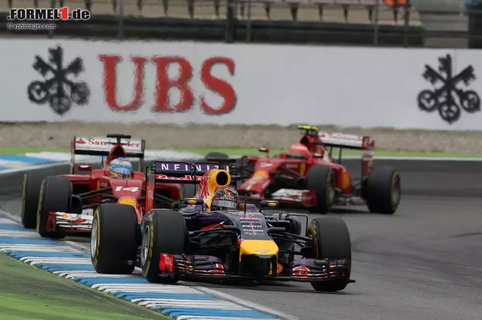 Foto zur News: Sebastian Vettel (Red Bull), Fernando Alonso (Ferrari) und Kimi Räikkönen (Ferrari)