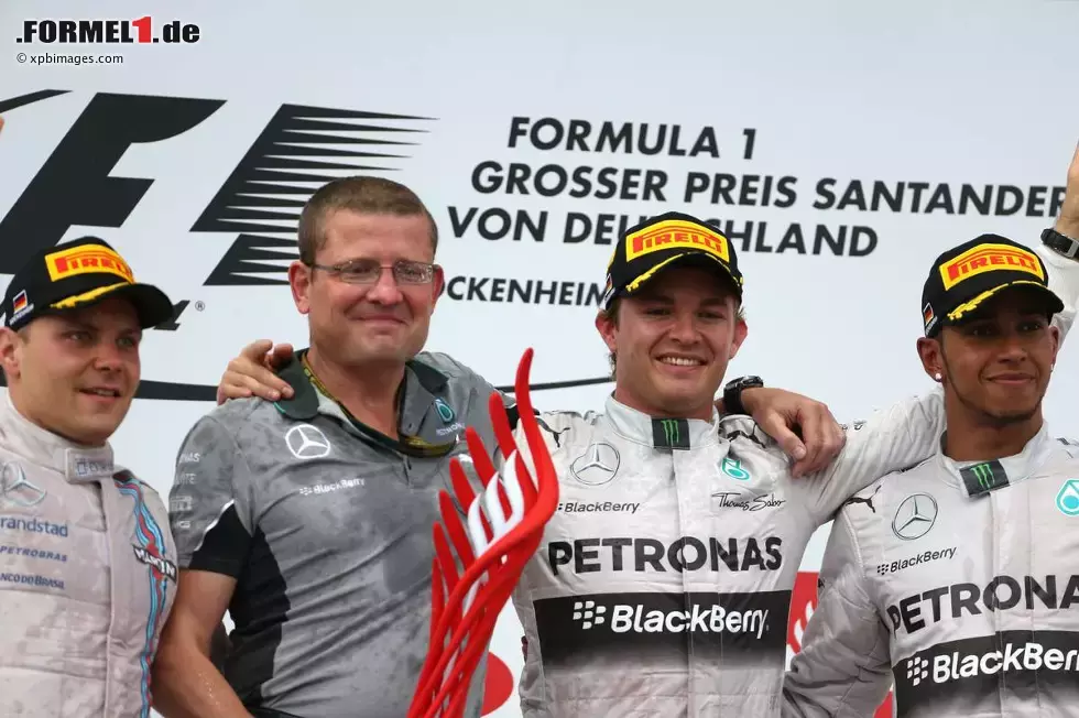 Foto zur News: Nico Rosberg (Mercedes), Valtteri Bottas (Williams) und Lewis Hamilton (Mercedes)