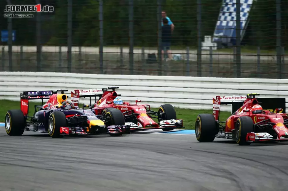 Foto zur News: Fernando Alonso (Ferrari), Sebastian Vettel (Red Bull) und Kimi Räikkönen (Ferrari)