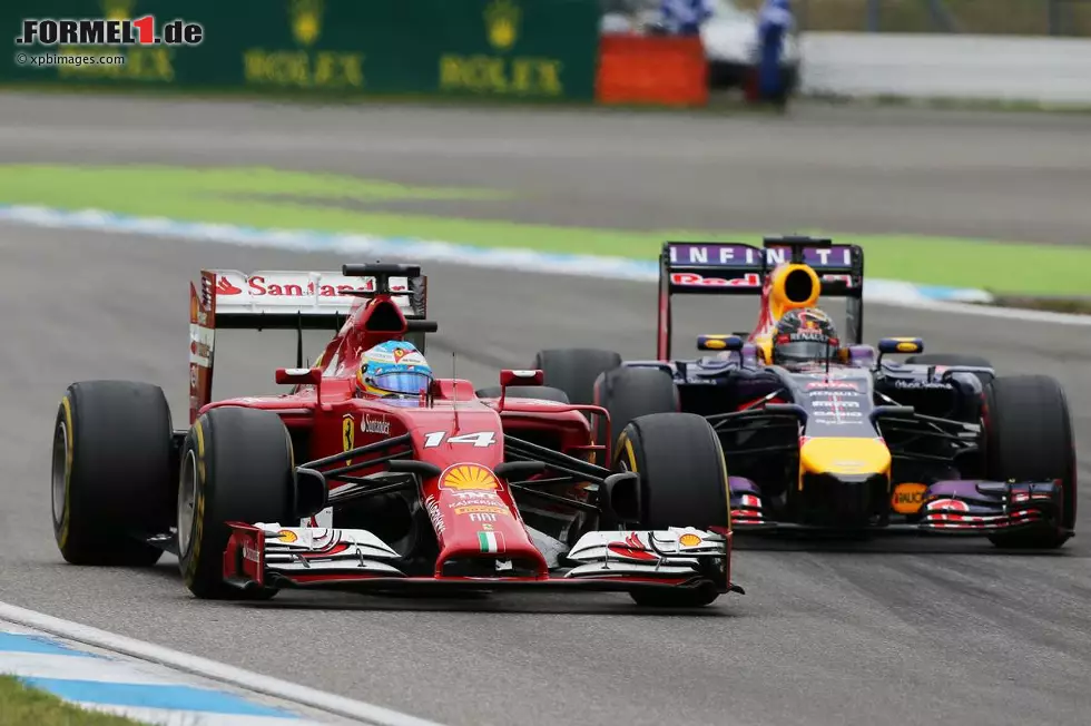 Foto zur News: Fernando Alonso (Ferrari) und Sebastian Vettel (Red Bull)