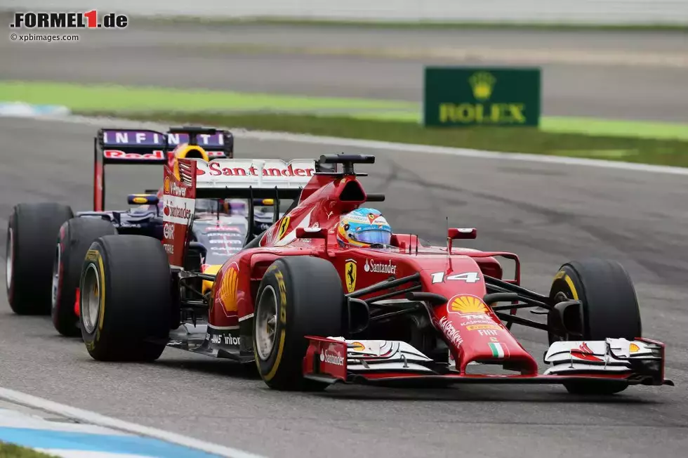 Foto zur News: Fernando Alonso (Ferrari) und Sebastian Vettel (Red Bull)