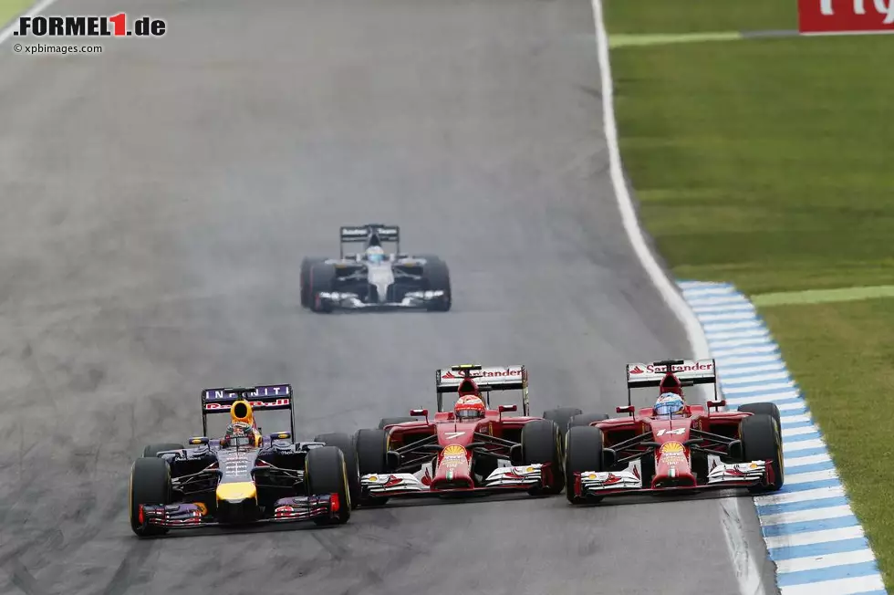 Foto zur News: Sebastian Vettel (Red Bull), Fernando Alonso (Ferrari) und Kimi Räikkönen (Ferrari)