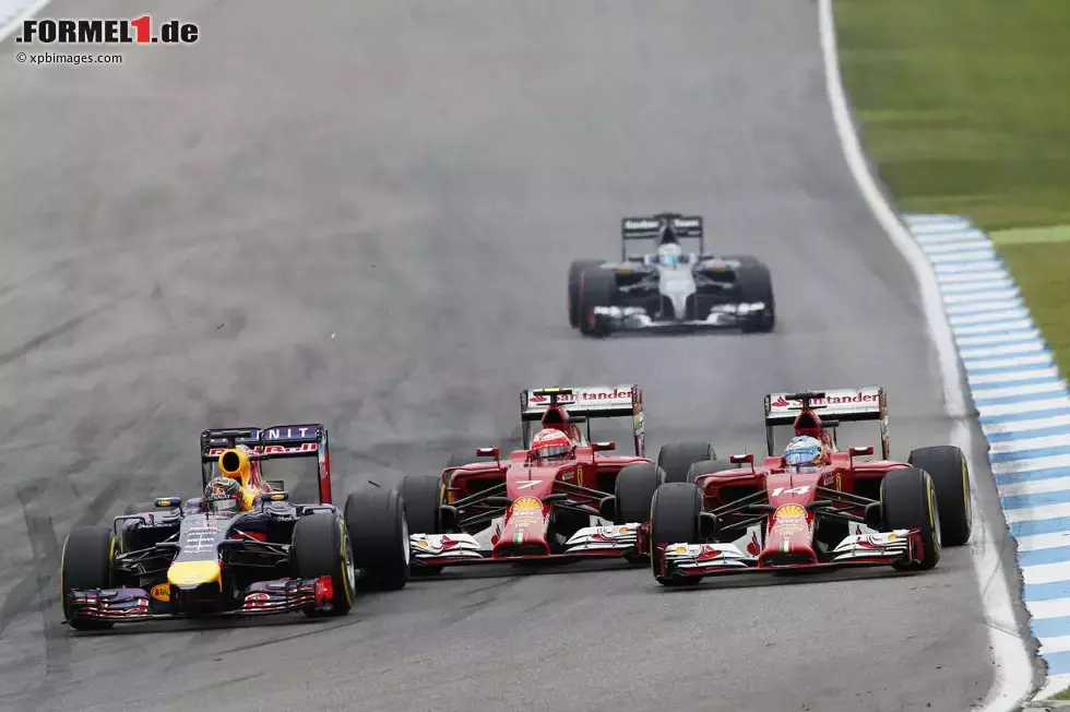 Foto zur News: Sebastian Vettel (Red Bull), Fernando Alonso (Ferrari) und Kimi Räikkönen (Ferrari)