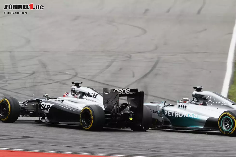 Foto zur News: Jenson Button (McLaren) und Lewis Hamilton (Mercedes)