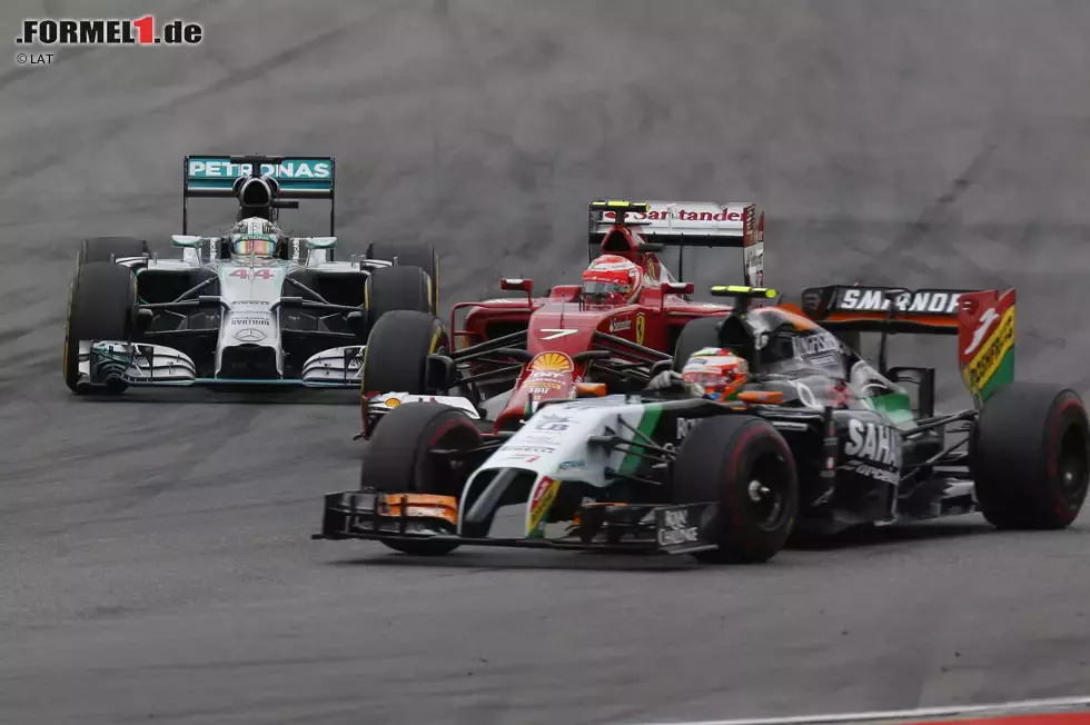 Foto zur News: Sergio Perez (Force India), Kimi Räikkönen (Ferrari) und Lewis Hamilton (Mercedes)