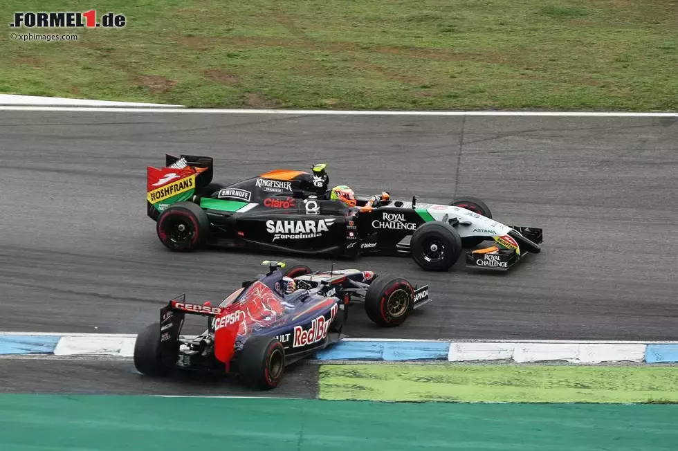 Foto zur News: Daniil Kwjat (Toro Rosso) und Sergio Perez (Force India)